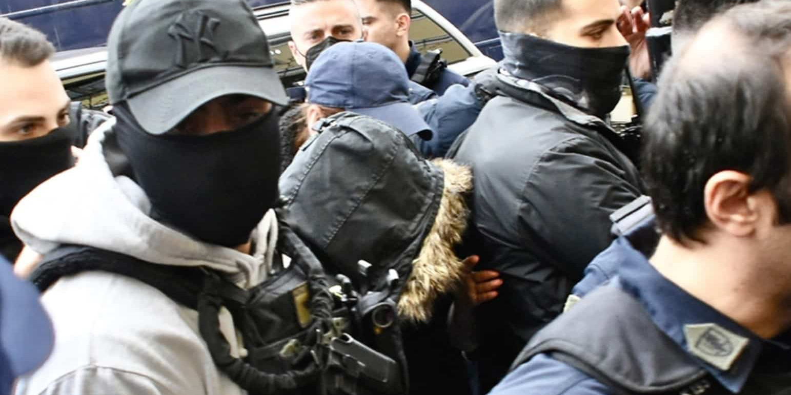 Η στιγμή που φτάνει η Ρούλα Πισπιρίγκου υπό δρακόντεια μετρά καλυμμένη με κουκούλα στην ανακρίτρια - Δείτε το βίντεο