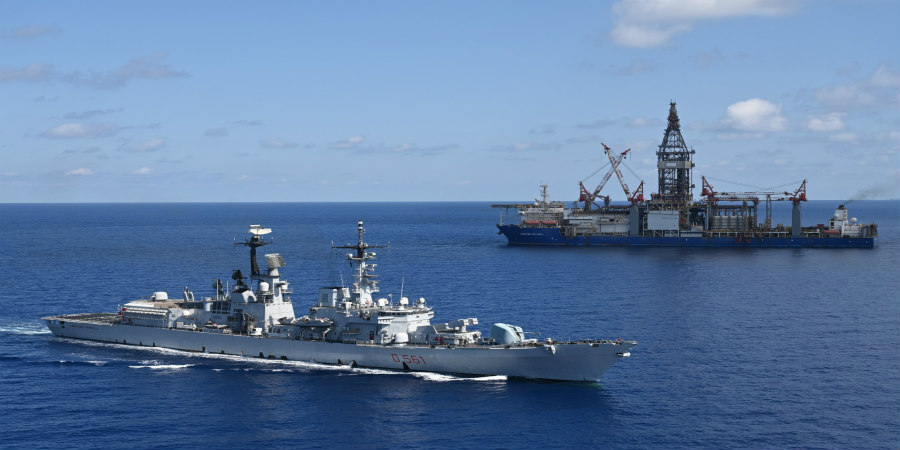 Κοντά στο γεωτρύπανο της ΕΝΙ στην κυπριακή ΑΟΖ πλοίο του ιταλικού πολεμικού ναυτικού