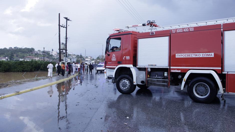 ΚΥΠΡΟΣ: Έτρεχε η Πυροσβεστική λόγω κακοκαιρίας - Εγκλωβίστηκε όχημα 