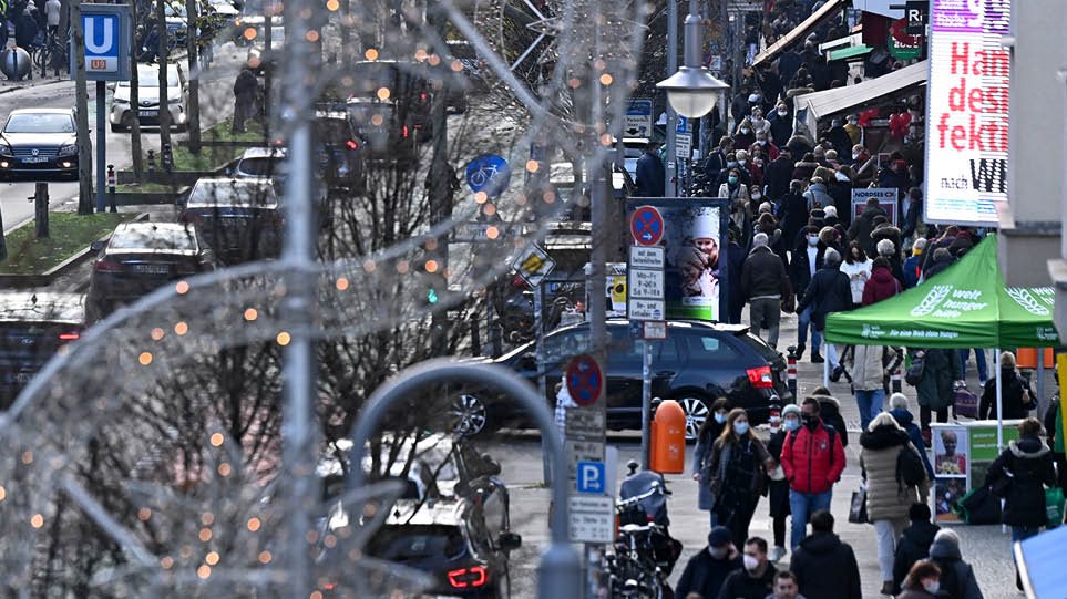 ΚΟΡΩΝΟΪΟΣ: Απίστευτες εικόνες σε Λονδίνο και Γερμανία - «Ξεχύθηκαν» στους δρόμους πριν το νέο lockdown