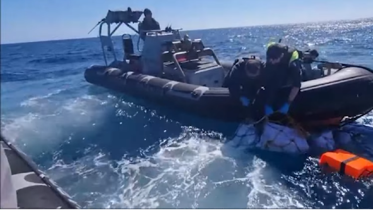 Η θάλασσα της Σικελίας γέμισε με δύο τόνους κοκαΐνης αξίας 400 εκατ. ευρώ - Δείτε βίντεο