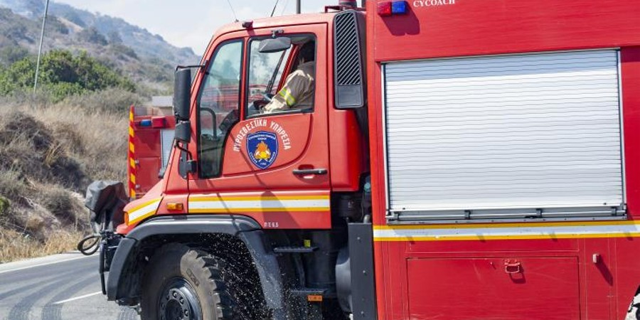 Σε κινητοποίηση η Πυροσβεστική: Ξέσπασε πυρκαγιά στην επ. Λεμεσού - Δείτε βίντεο