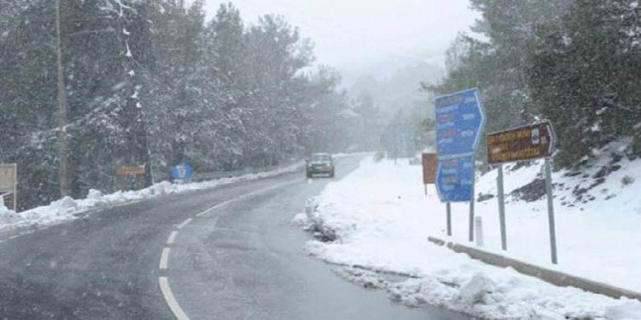 ΣΥΜΒΑΙΝΕΙ ΤΩΡΑ: Χιονόπτωση στο Τρόοδος - Μόνο με αντιολισθητικές αλυσίδες οι οδηγοί