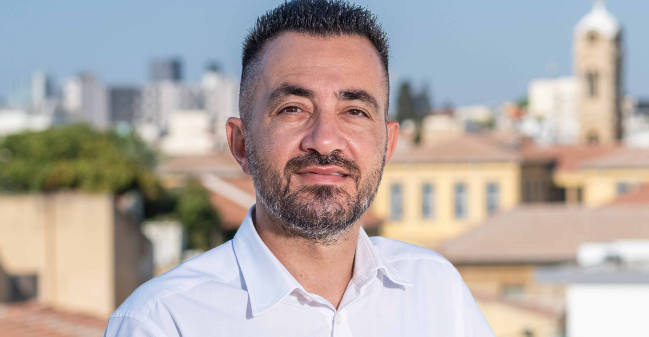 Σε ρόλο μπαρμπέρη η Αννίτα: Ξυρίζει τον Ανδρέα Κωνσταντίνου – Ποιος ο λόγος - Δείτε φωτογραφία