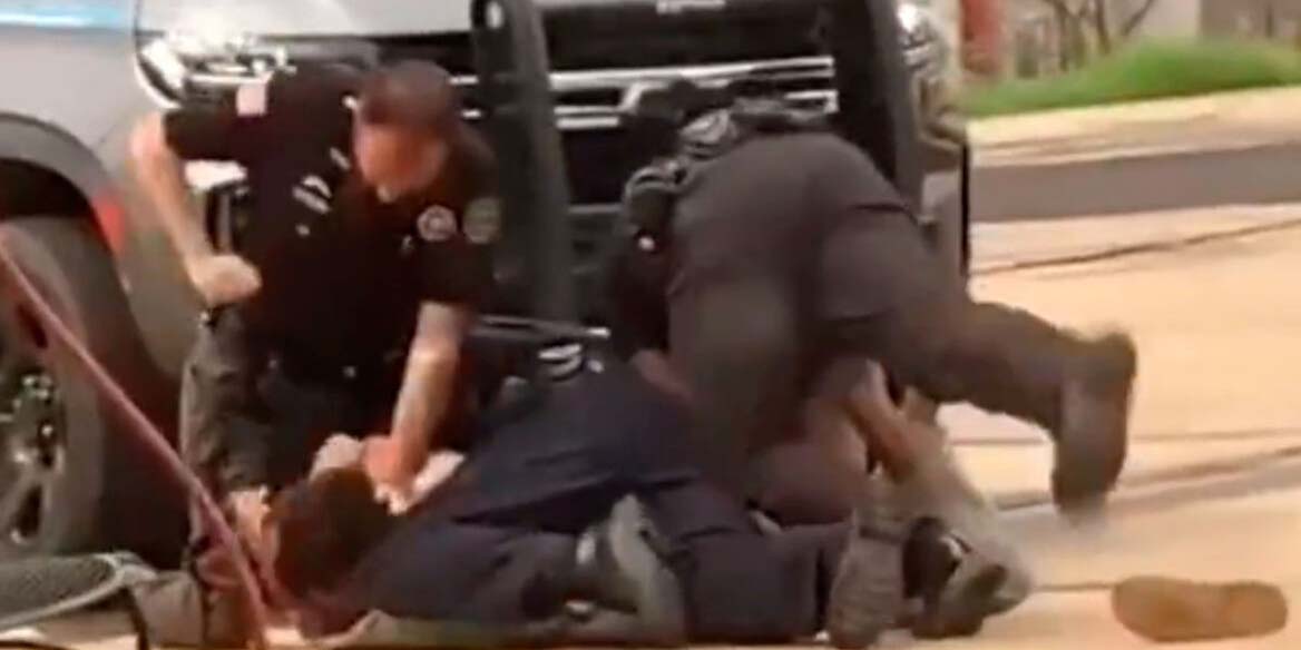ΗΠΑ: Σάλος με βίντεο που δείχνει 3 αστυνομικούς στο Άρκανσο να δέρνουν αλύπητα άνδρα πεσμένο στο έδαφος