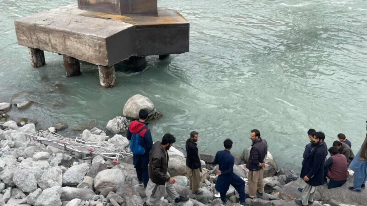 Τραγωδία στο Πακιστάν: Τουλάχιστον 16 νεκροί από την πτώση λεωφορείου σε ποτάμι