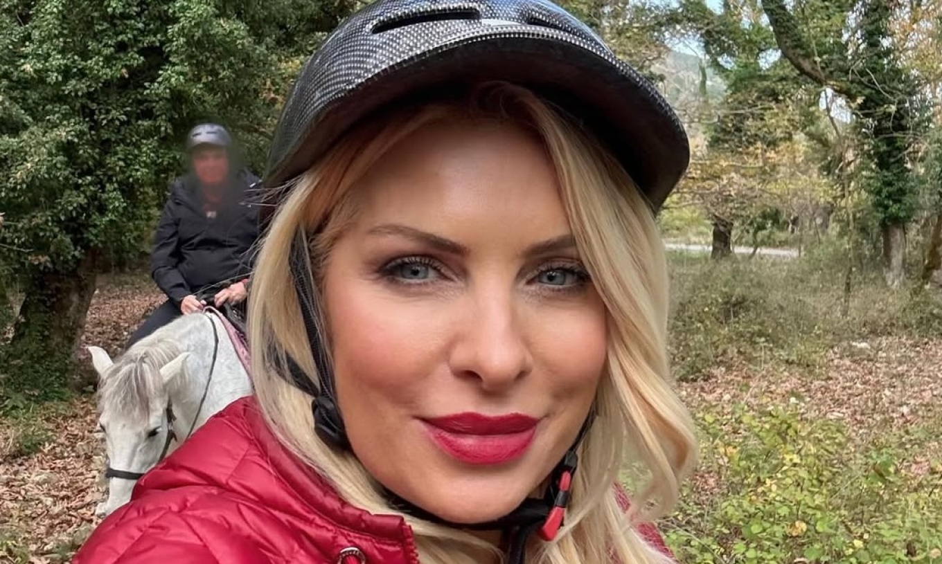 «Γύρνα πίσω Ελένη ή έστω τηλεφώνα», έγραψαν στη Μενεγάκη και η απάντηση της είναι επική