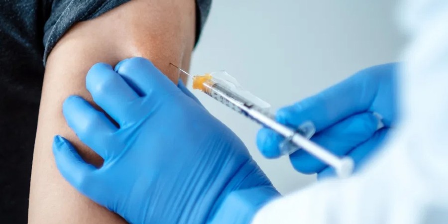 Ανοίγει η πλατφόρμα για τον εμβολιασμό όλων των άνω των 30 ετών με την τέταρτη δόση στην Ελλάδα