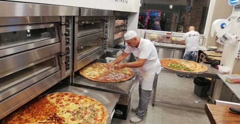 Πίτσα στην Ελλάδα ζυγίζει 7 κιλά και έχει διάμετρο 3,2 μέτρα: Αν την φάνε 4 άτομα, παίρνουν 100 ευρώ 