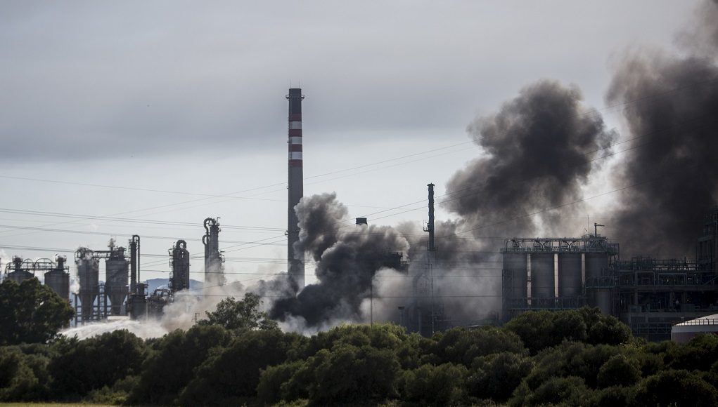 Γιβραλτάρ: Τεράστιο το νέφος καπνού μετά από πυρκαγιά σε εργοστάσιο χημικών