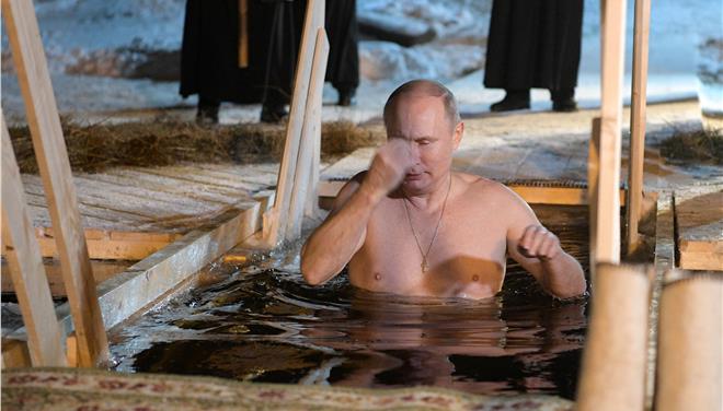 ΡΩΣΙΑ: Στους -5 ο Πούτιν για τα Θεοφάνεια – Βούτηξε στα παγωμένα νερά - VIDEO