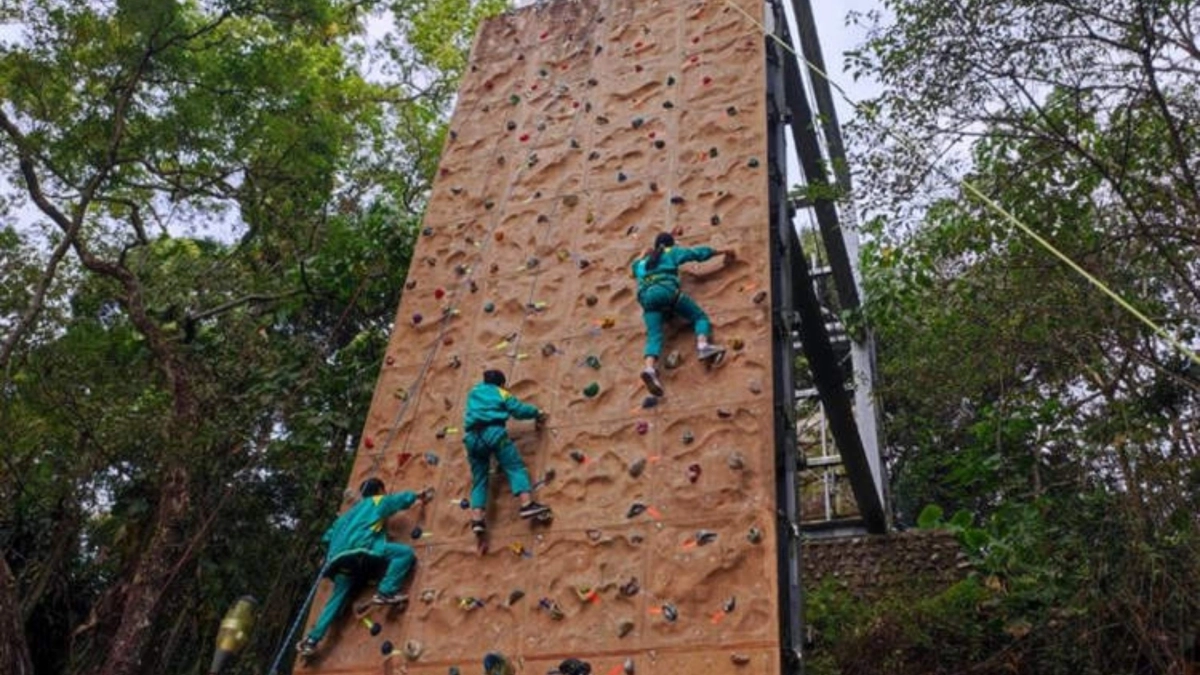 Ταϊβάν: Μαθητές σκαρφαλώνουν σε τοίχο 15 μέτρων για να πάρουν το απολυτήριο - VIDEO