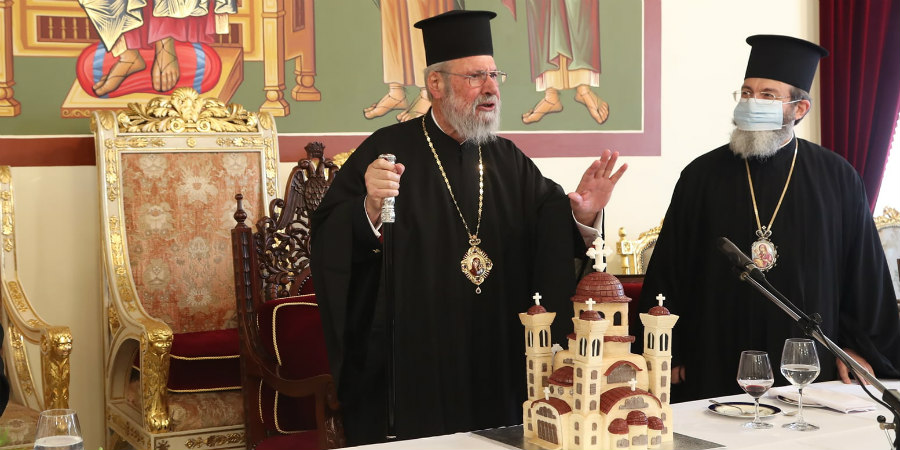 Τούρτα υπερπαραγωγή σε σχήμα εκκλησίας για τον Αρχιεπίσκοπο – Οι εορτασμοί και το τραπέζι γενεθλίων του – ΦΩΤΟΓΡΑΦΙΕΣ 