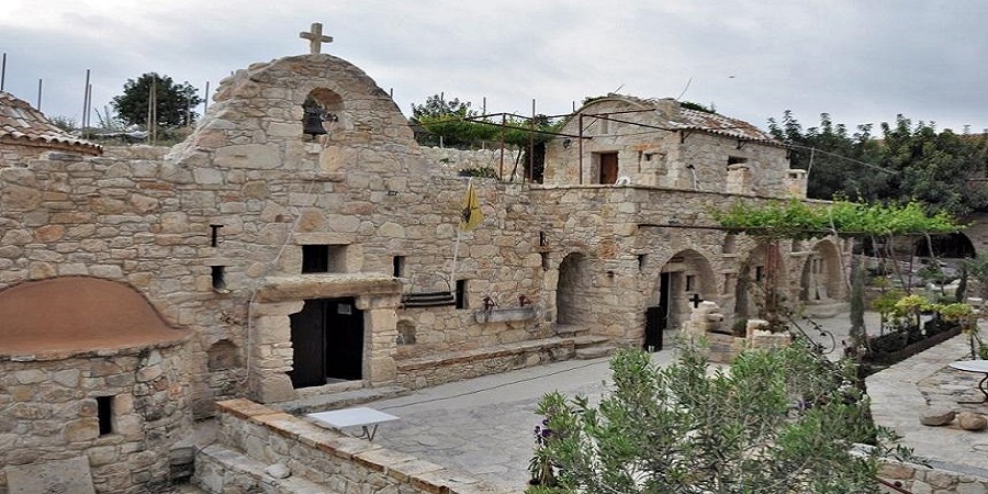 ΕΚΤΑΚΤΟ: Λειτουργία στην Ερήμη παρουσία πιστών - Κλείστηκαν στα κελιά των μοναχών