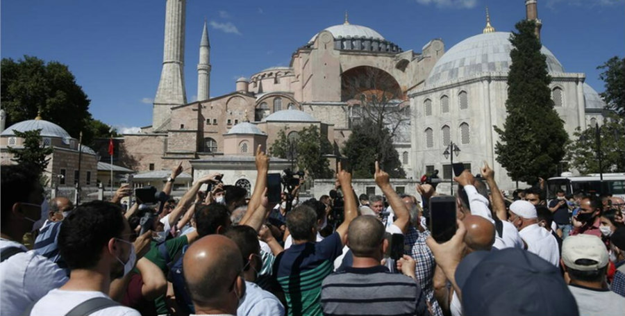 Ο Ερντογάν γονατιστός μπροστά στην Αγία  Σοφία -  Live από την Κωνσταντινούπολη – VIDEO