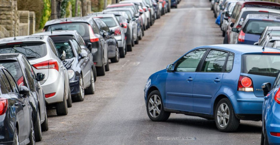 Θράσος χωρίς... όρια: Δεν φτάνει που πάρκαρε σε θέση για ΑμεΑ, απείλησε και μητέρα - Δείτε φωτογραφίες