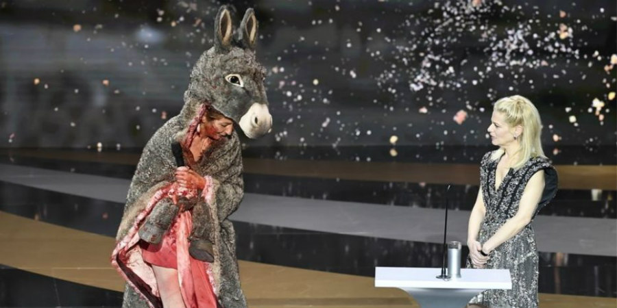 Χαμός στα βραβεία Σεζάρ: ΗΘοποιός εμφανίστηκε γυμνή στη σκηνή - BINTEO