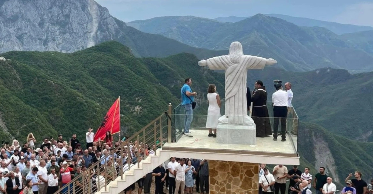 Η Αλβανία απέκτησε για πρώτη φορά στην ιστορία της άγαλμα του Ιησού Χριστού - Βίντεο από τα αποκαλυπτήρια