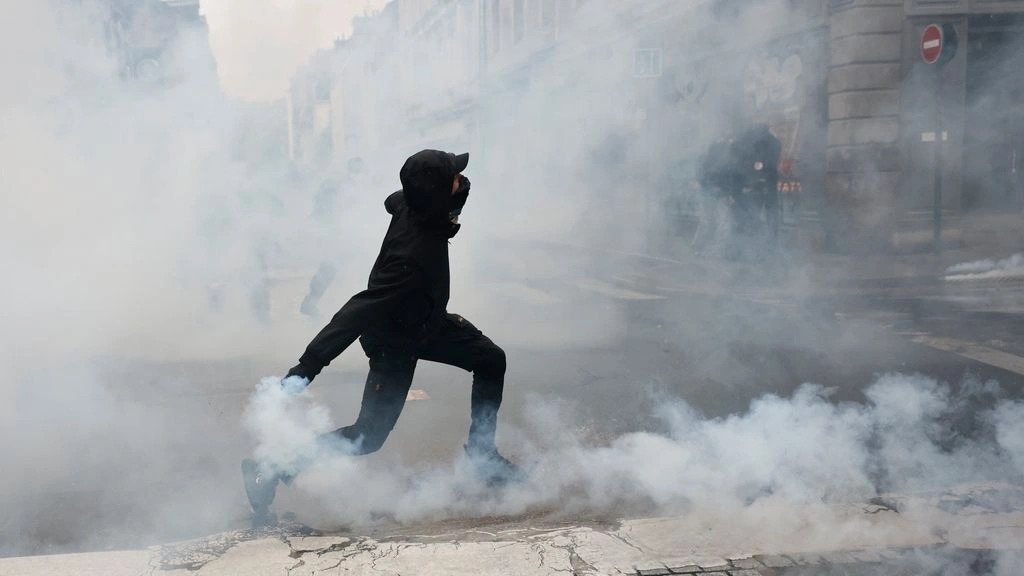 «Καζάνι που βράζει» η Γαλλία: Νέα επεισόδια με σχεδόν 1.000 προσαγωγές και δύο σοβαρά τραυματίες