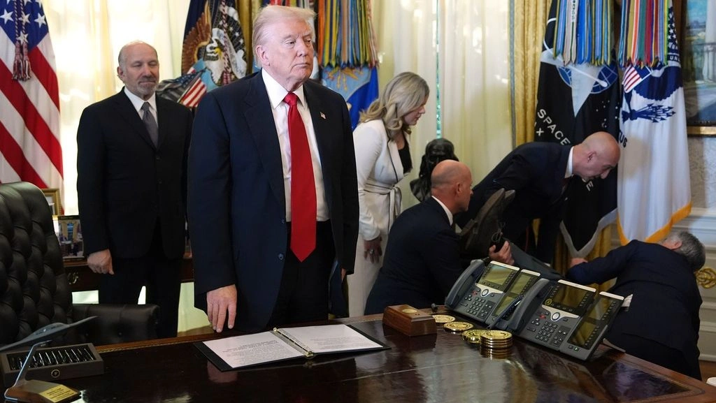 Video: Ξαφνική αδιαθεσία στον Λευκό Οίκο: Κατέρρευσε μπροστά στον Τραμπ σε live συνέντευξη