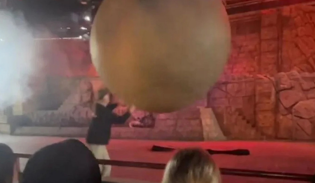 Σοκαριστικό video: Υπάλληλος της Disney τραυματίστηκε προσπαθώντας να συγκρατήσει βράχο 180 κιλών πριν πέσει στο κοινό