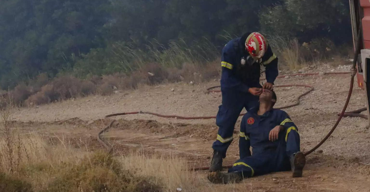 Συγκλονιστικές σκηνές από το μέτωπο της Πάρνηθας - Πυροσβέστης δίνει τις πρώτες βοήθειες στον συνάδελφό του την ώρα της μάχης