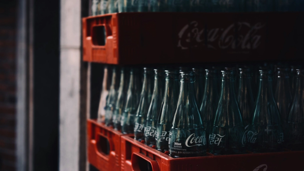 VIDEO - Γιατί εμφανίστηκαν ξανά τα κίτρινα καπάκια στην Coca Cola: Ποιος ο συμβολισμός τους