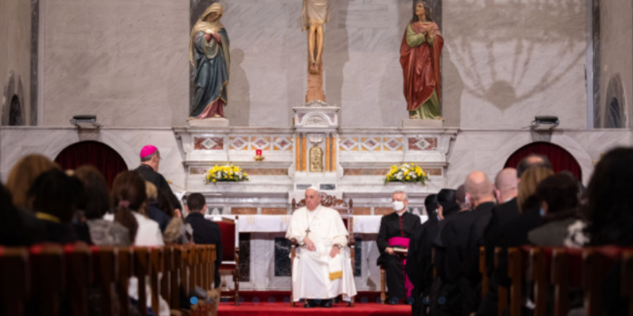 Συγκίνηση: Ο Πάπας Φραγκίσκος προσεύχεται μαζί με μετανάστες στην Καθολική Εκκλησία Τίμιου Σταυρού