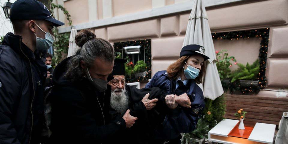 «Είναι αιρετικός, πρέπει να μετανοήσει», επεισόδιο με ιερέα κατά του Πάπα έξω από την Αρχιεπισκοπή Αθηνών