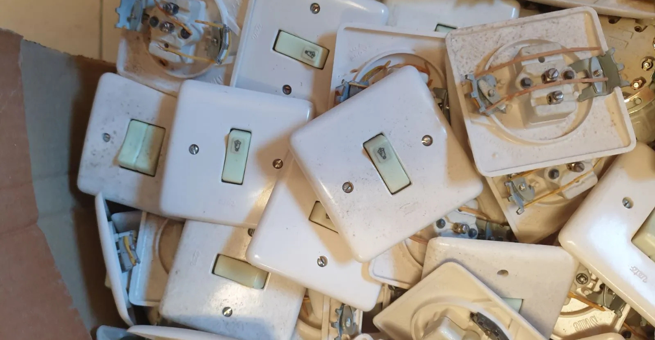 Προσοχή! Χιλιάδες σπίτια σε κίνδυνο – Παλιοί ηλεκτρικοί διακόπτες πρέπει να αλλάξουν άμεσα