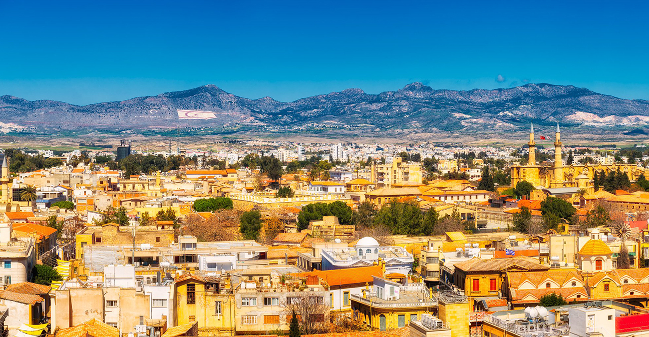 «Μόνιμος γάρος»: Κίνδυνος για ατύχημα - Άφησαν διπλοκάμπινο πάνω σε πεζοδρόμιο και μάλιστα σε στροφή – Δείτε φωτογραφία