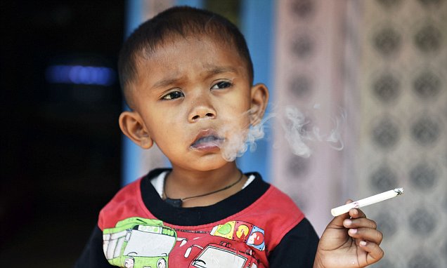 Αγόρι 2 ετών καπνίζει 40 τσιγάρα την ημέρα –Βίντεο που σοκάρει