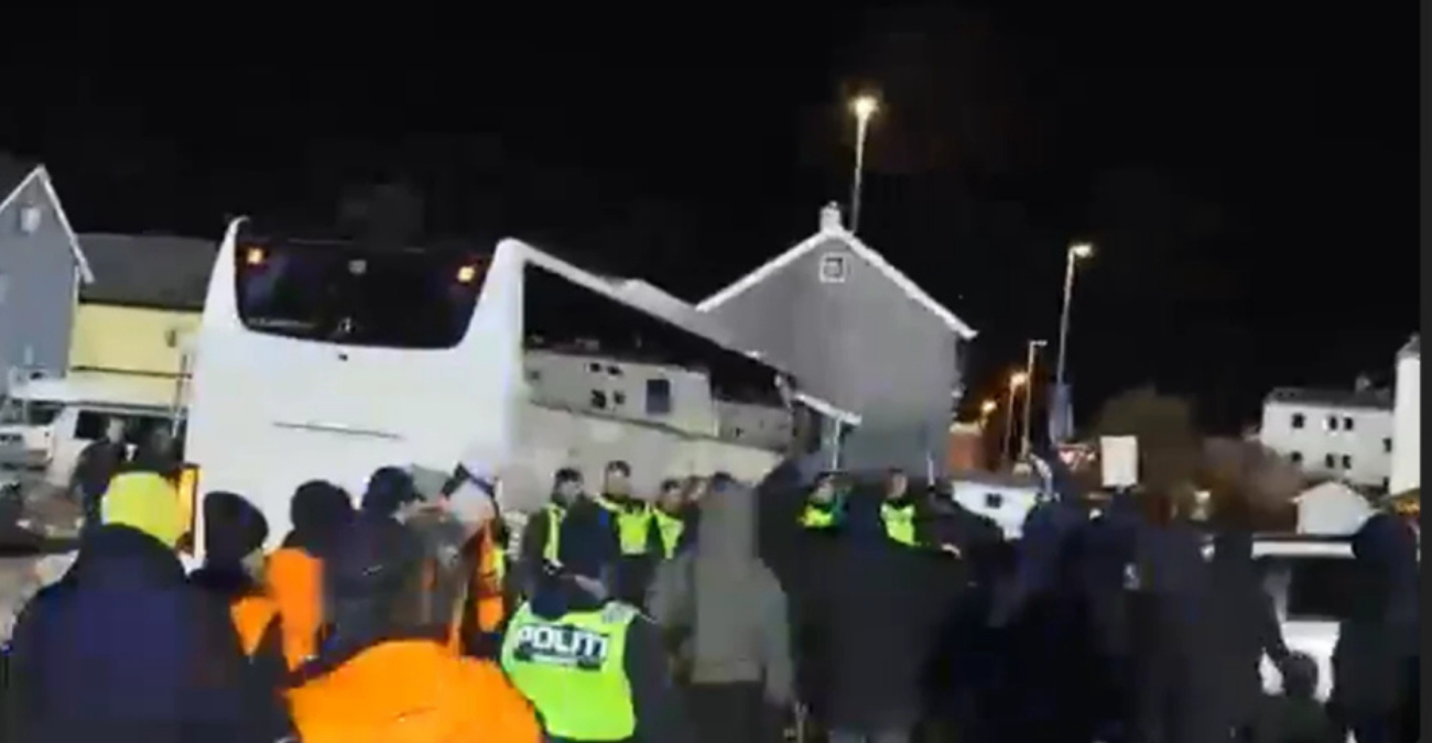 ΧΑΜΟΣ μετά την τριάρα - Οπαδοί την «έπεσαν» στους παίκτες στο πάρκινγκ - ΒΙΝΤΕΟ