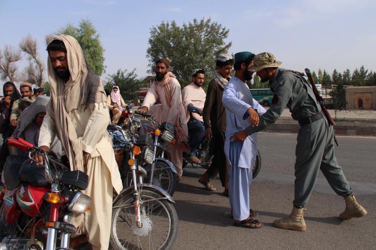 Αφγανιστάν: Το Ισλαμικό Κράτος ανέλαβε την ευθύνη για την επίθεση με παγιδευμένο αυτοκίνητο. Στους 26 οι νεκροί 