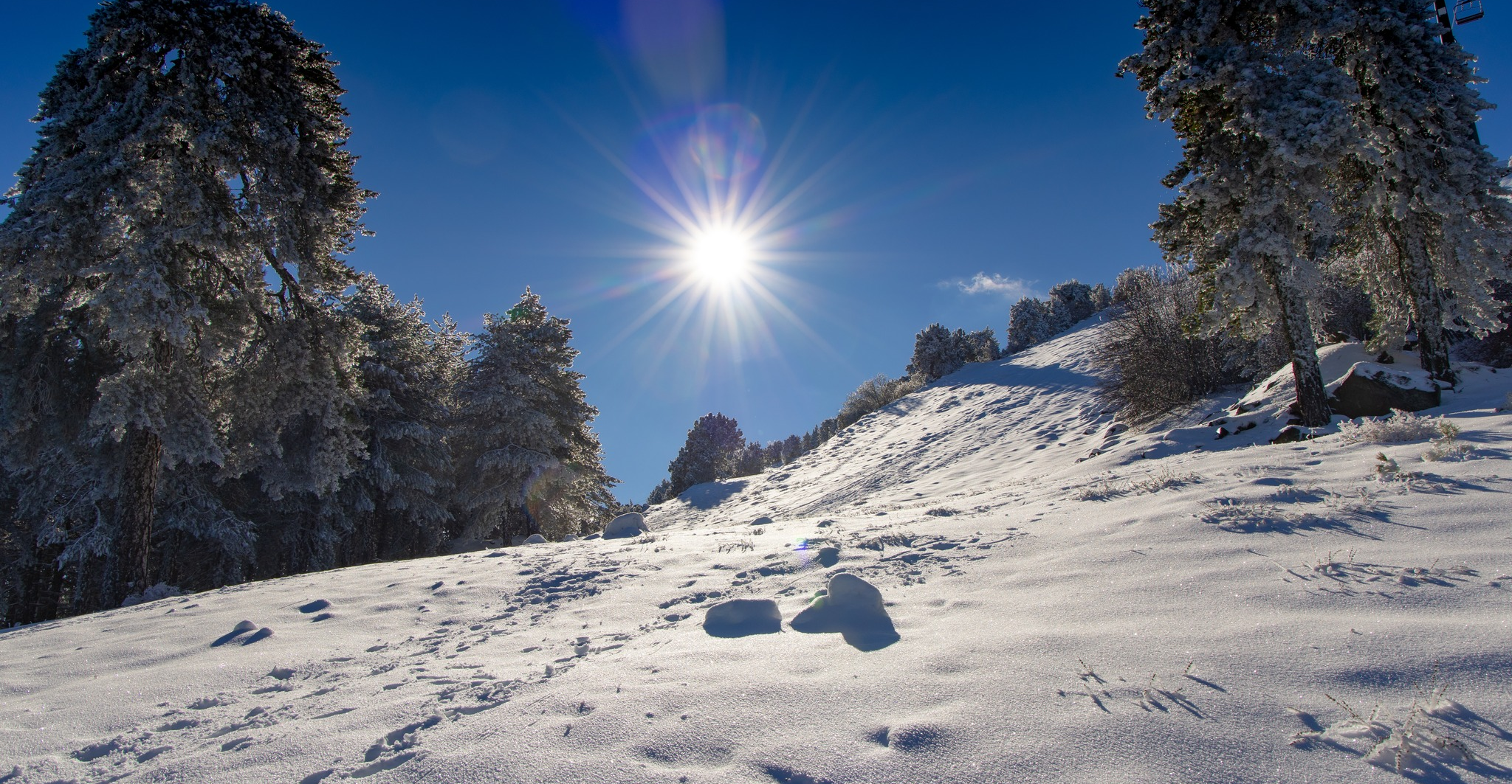 «Έξω ο ήλιος κρούζει πέτρες» και το Τρόοδος…ντύθηκε στα «λευκά» - Δείτε βίντεο  