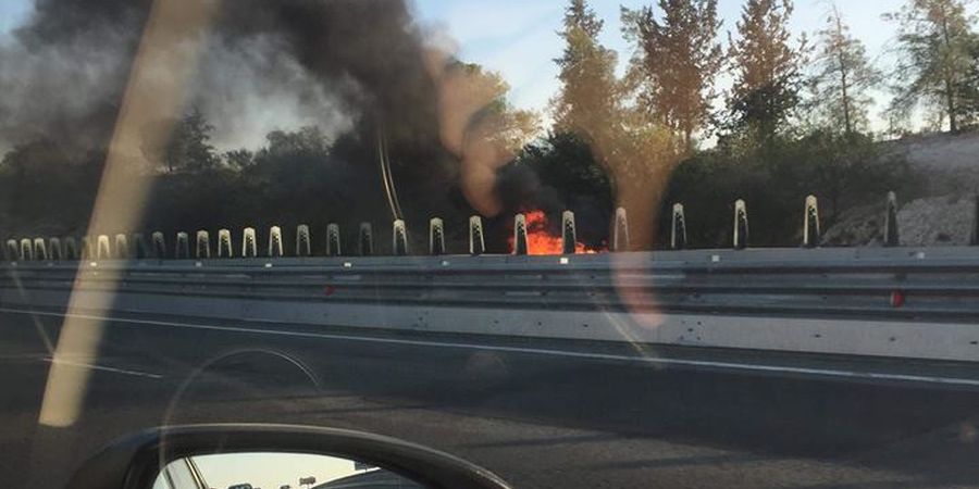 ΛΕΥΚΩΣΙΑ: Καίγεται όχημα στον αυτοκινητόδρομο – ΦΩΤΟΓΡΑΦΙΑ
