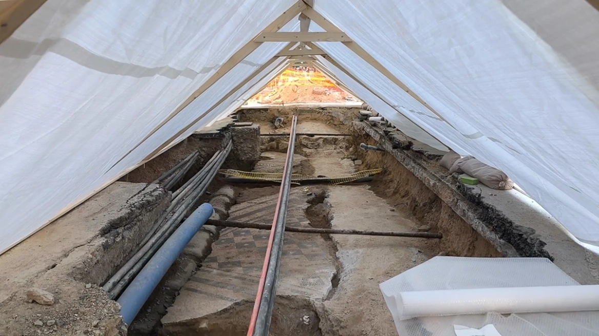 Αιώνες ιστορίας κάτω από την άσφαλτο: Αποκαλύφθηκε τυχαία αρχαίο ψηφιδωτό στην οδό Ευριπίδου - Δείτε βίντεο