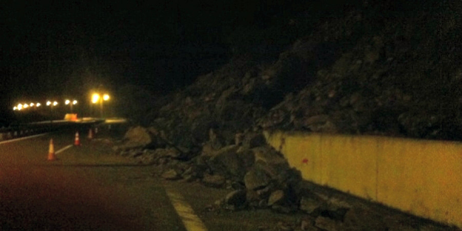ΛΕΜΕΣΟΣ: Έπεσε βράχος στον δρόμο λόγω κακοκαιρίας – Τυχερός νεαρός οδηγός