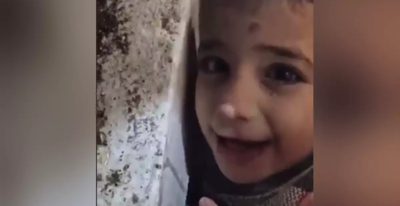 Η στιγμή που διασώστες στην Τουρκία δίνουν νερό σε εγκλωβισμένο παιδί κι εκείνο γελά