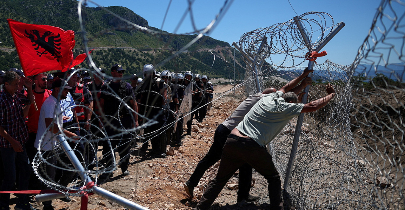 Διαδηλωτές στην Αλβανία γκρέμισαν φράχτες εργοταξίου τουριστικής μονάδας: Επιμένει η οργή για τα επενδυτικά σχέδια