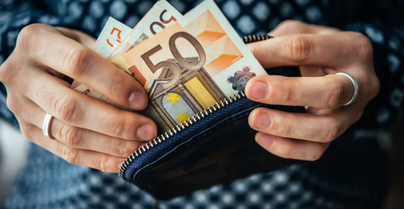 Πότε θα καταβληθούν μισθοί, συντάξεις και 13ος για τον Δημόσιο Τομέα 