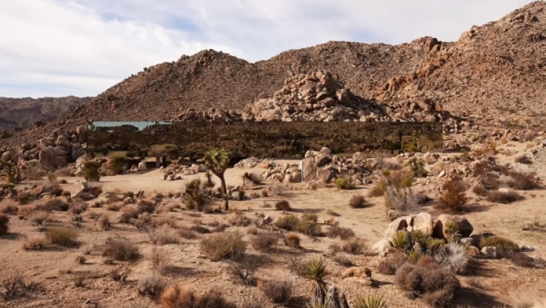 Αυτό είναι το πιο διάσημο σπίτι στον κόσμο: Είναι στη μέση της ερήμου και δεν μπορείς να δεις - Βίντεο 