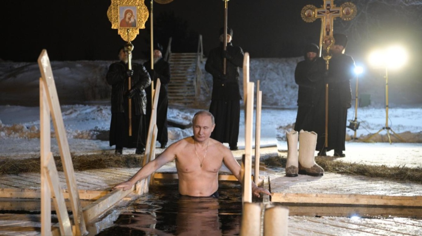 Ρωσία: Τίμησε την παράδοση ο Πούτιν και βούτηξε στα παγωμένα νερά για τα Θεοφάνια - Δείτε βίντεο