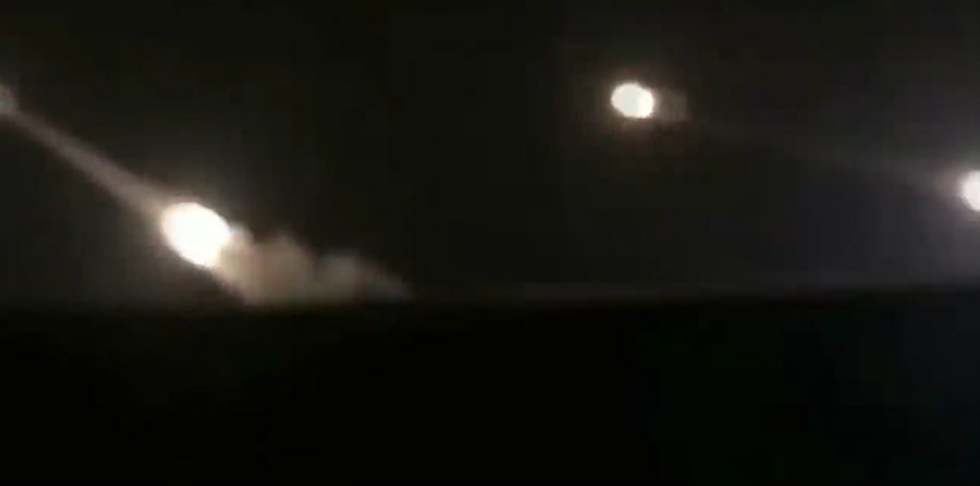 Η στιγμή της επίθεσης στην αμερικανική βάση – Η νύχτα έγινε μέρα - VIDEO