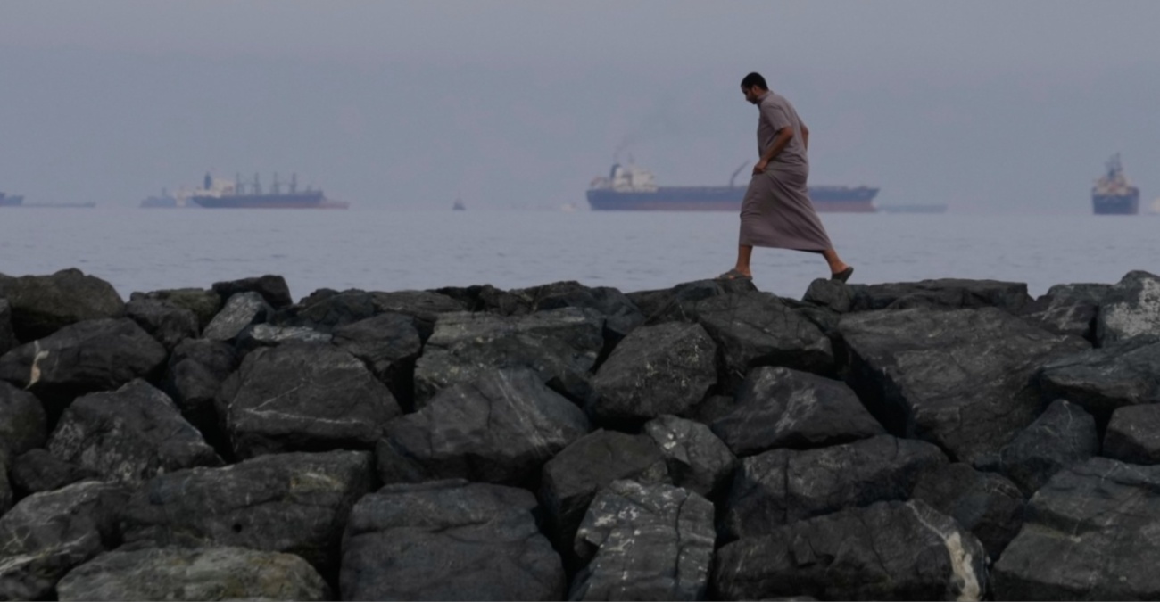 Wall Street Journal: Η Σαουδική Αραβία πιέζει τις ΗΠΑ να άρουν τον αποκλεισμό των Στενών του Ορμούζ