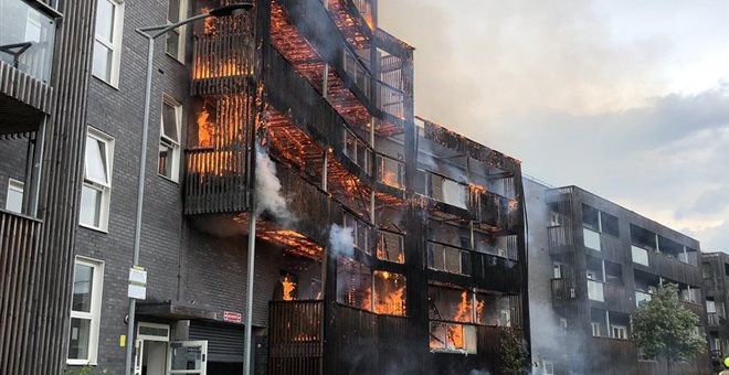 ΛΟΝΔΙΝΟ - Μεγάλη πυρκαγιά σε πολυκατοικία - Ισχυρές δυνάμεις στο σημείο - ΦΩΤΟΓΡΑΦΙΕΣ 
