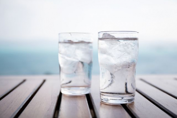 Πώς βοηθάει το παγωμένο νερό τη δίαιτα