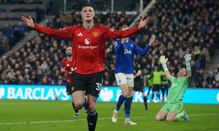 Λύγισε δύσκολα την Έβερτον, επέστρεψε στις νίκες και συνεχίζει εντός τετράδας η Μάντσεστερ Γιουνάιτεντ