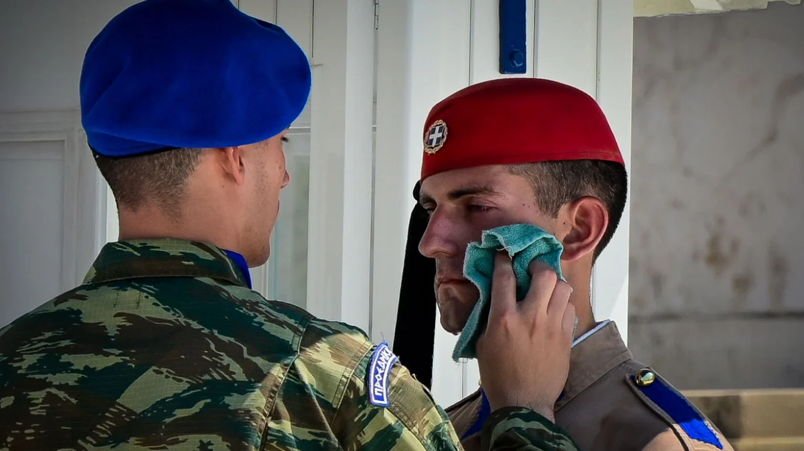 Ακίνητοι οι Εύζωνες εν μέσω καύσωνα: Τους δίνουν νερό και τους σκουπίζουν τον ιδρώτα - Δείτε φωτογραφίες
