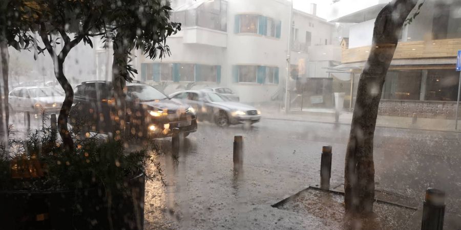 KATEXOΜΕΝΑ: Βαριά βροχόπτωση – Πλημμύρησαν σπίτια και καταστήματα